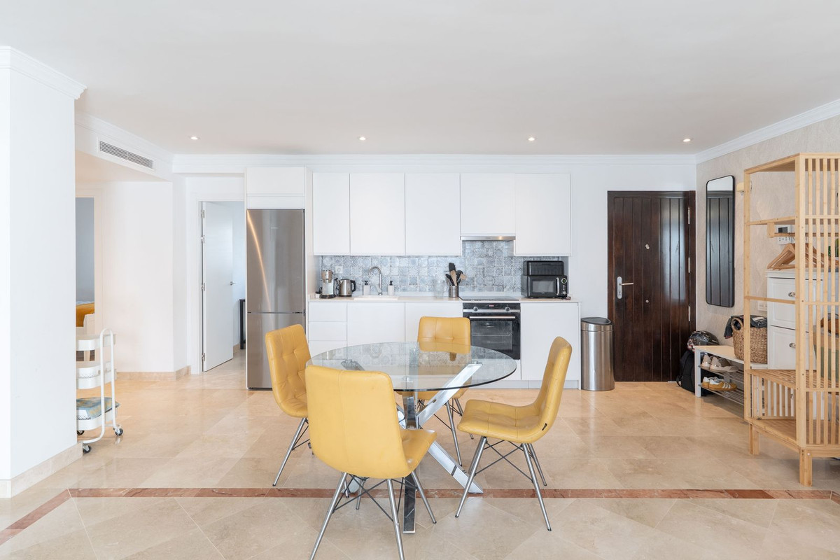 3 Bed Apartment for sale in El Paraiso Costa Del Sol, Málaga, Spain