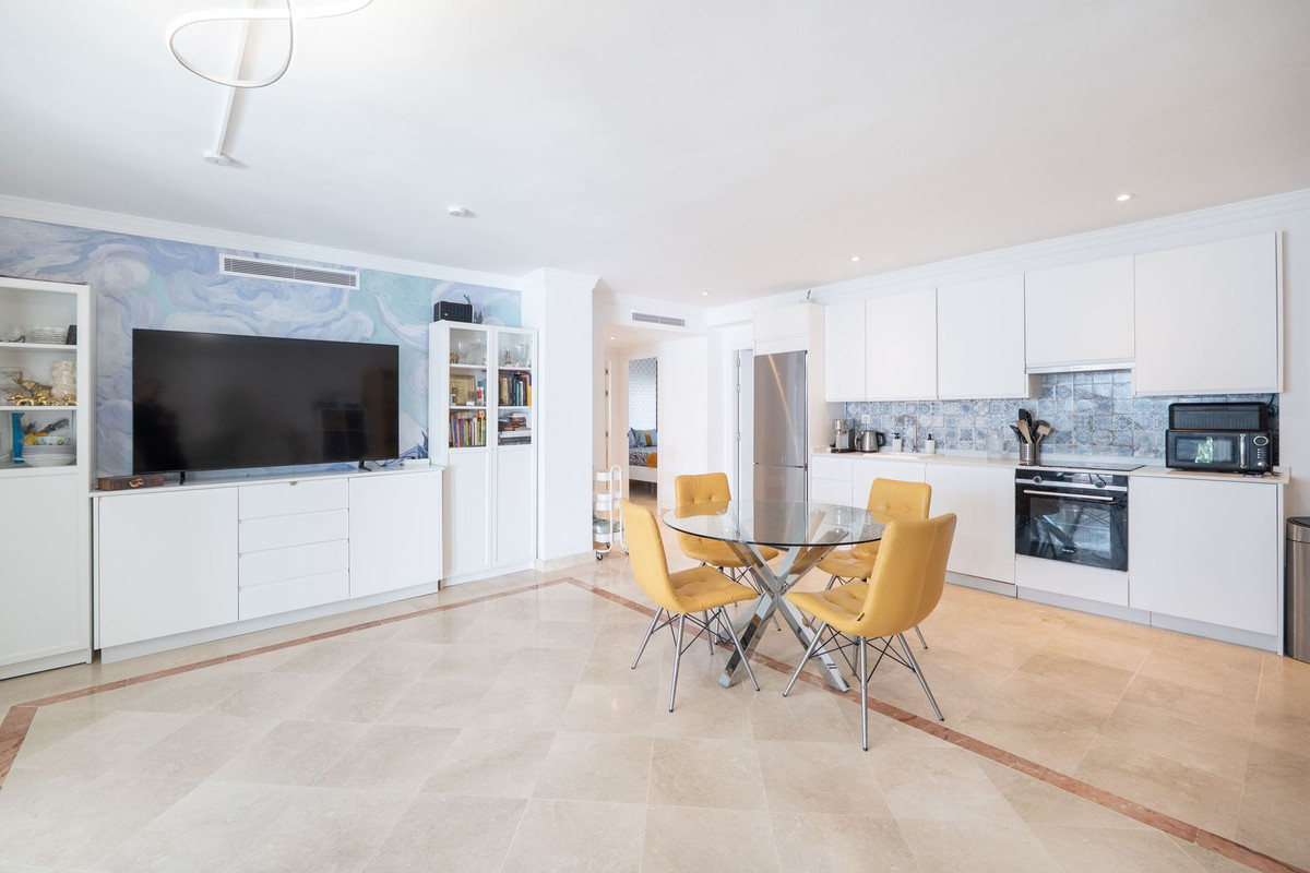 3 Bed Apartment for sale in El Paraiso Costa Del Sol, Málaga, Spain