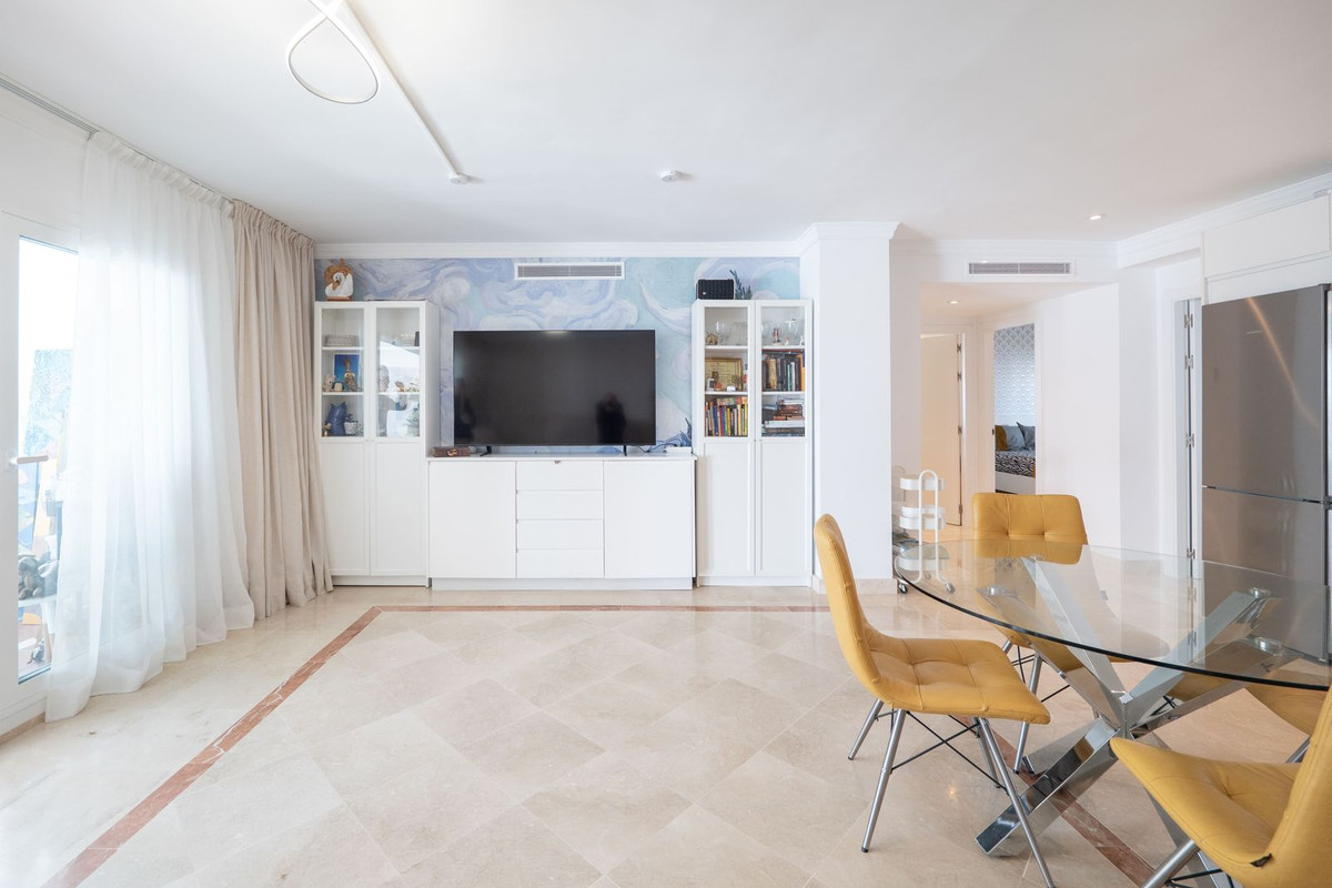 3 Bed Apartment for sale in El Paraiso Costa Del Sol, Málaga, Spain