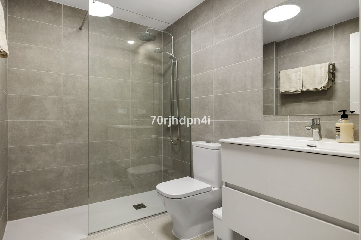 Se vende Apartamento Planta Media de 2 dormitorios en Costa Del Sol, Málaga, España