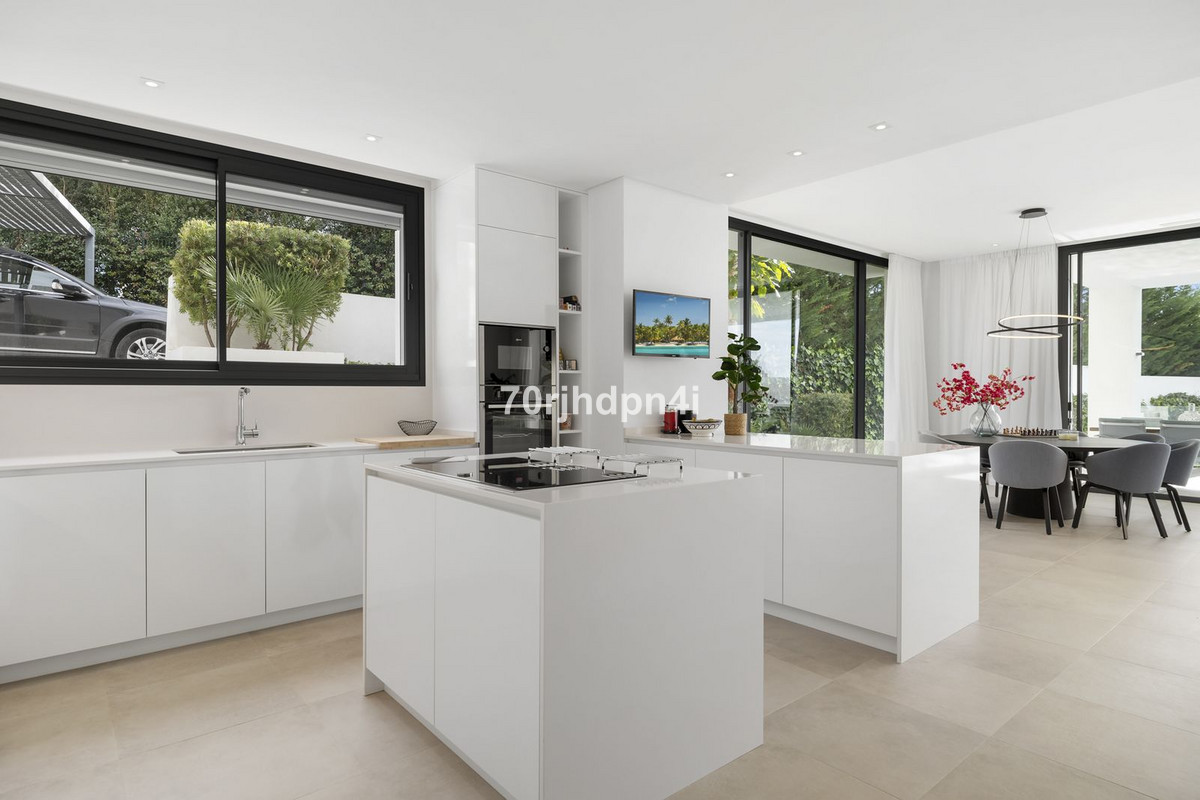 Se vende Villa - Chalet de 5 dormitorios en Costa Del Sol, Málaga, España