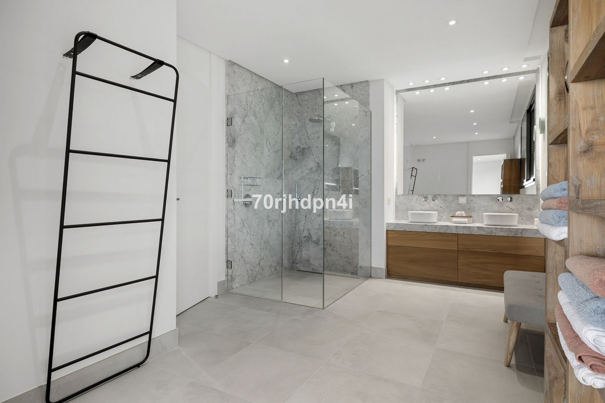 Se vende Villa - Chalet de 5 dormitorios en Costa Del Sol, Málaga, España
