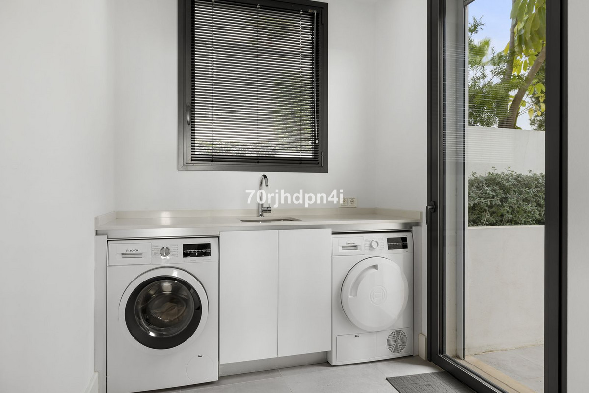 Se vende Villa - Chalet de 5 dormitorios en Costa Del Sol, Málaga, España