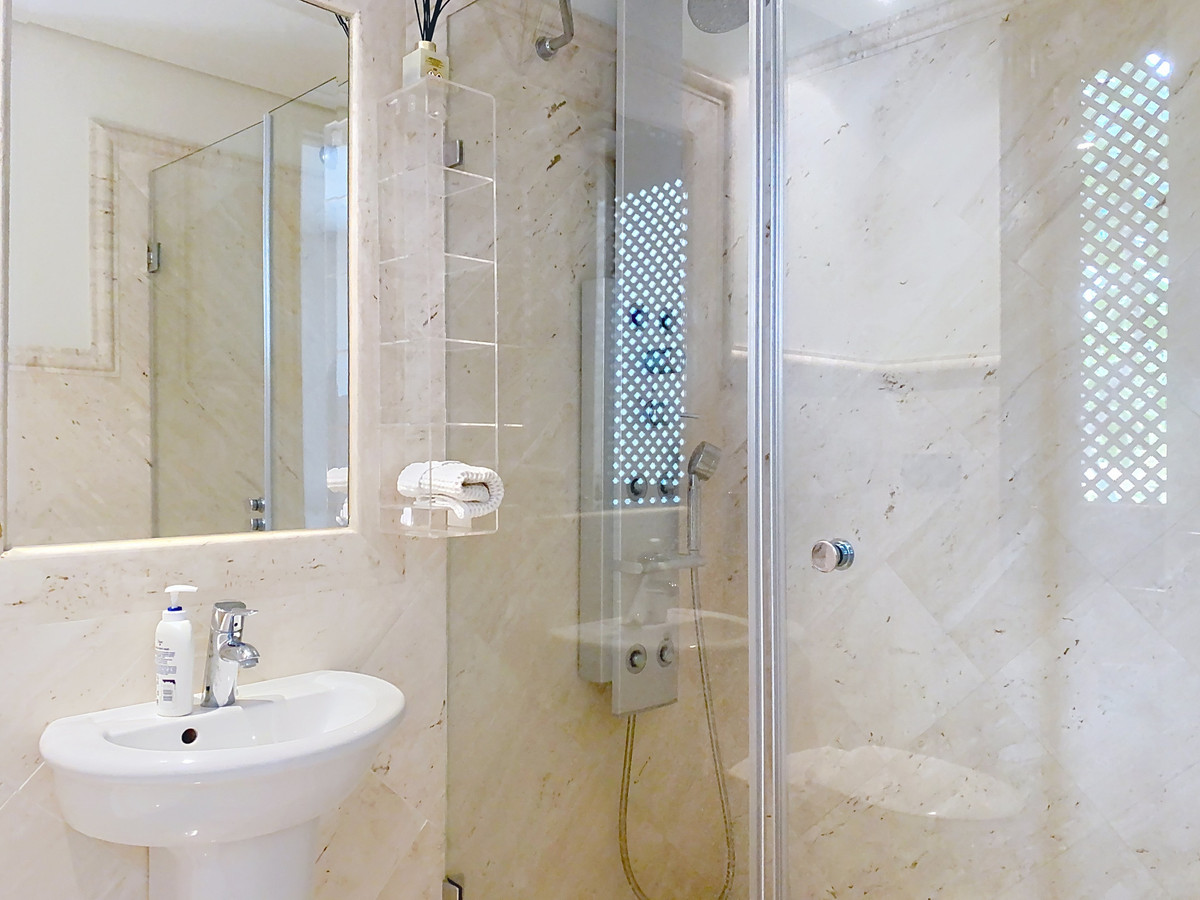 Se vende Apartamento Planta Media de 2 dormitorios en Costa Del Sol, Málaga, España