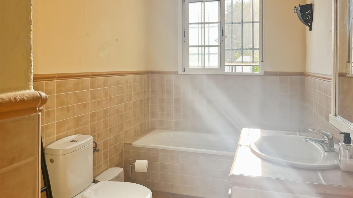 Se vende Bungalow de 3 dormitorios en Costa Del Sol East, Málaga, España