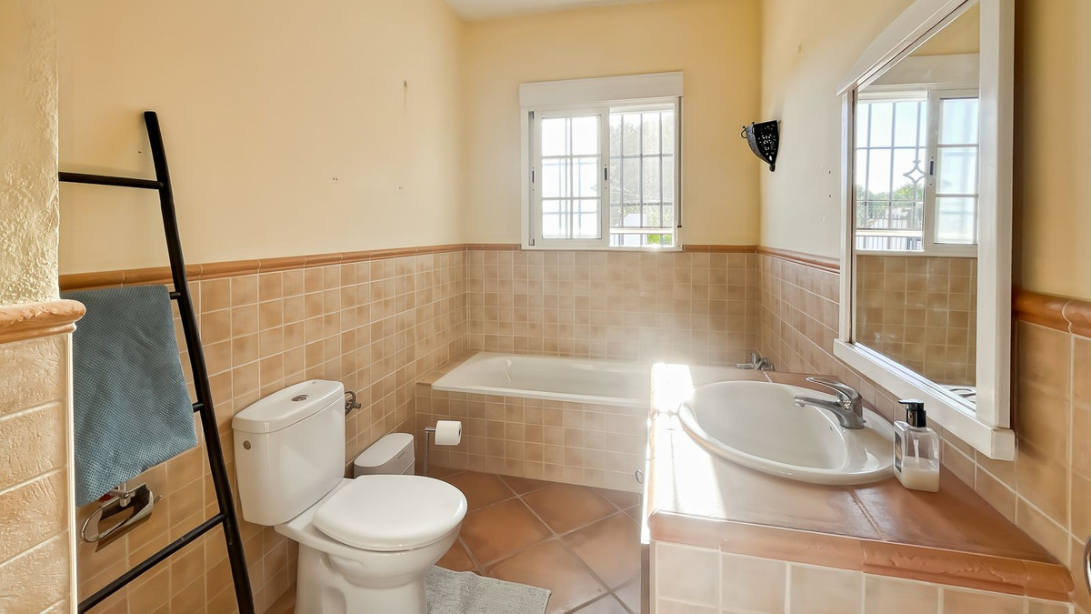 Se vende Bungalow de 3 dormitorios en Costa Del Sol East, Málaga, España
