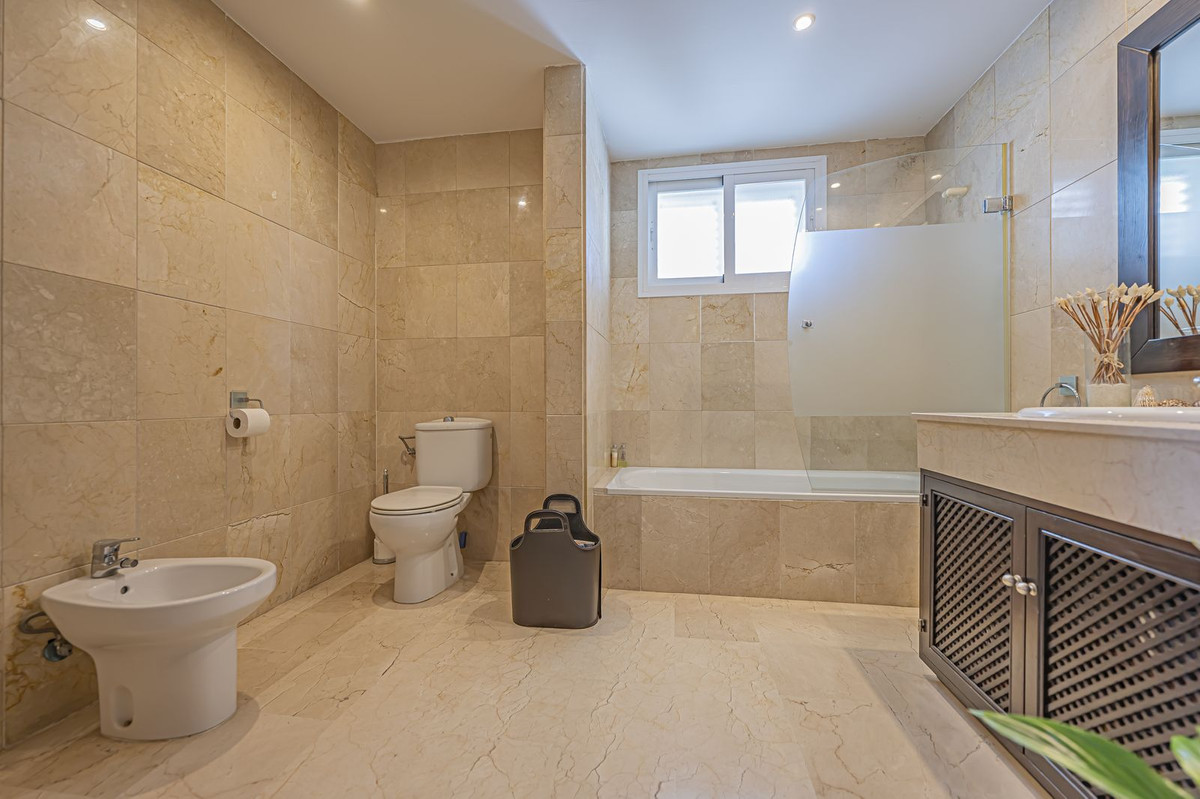 4 Bed Apartment for sale in Selwo Costa Del Sol, Málaga, Spain