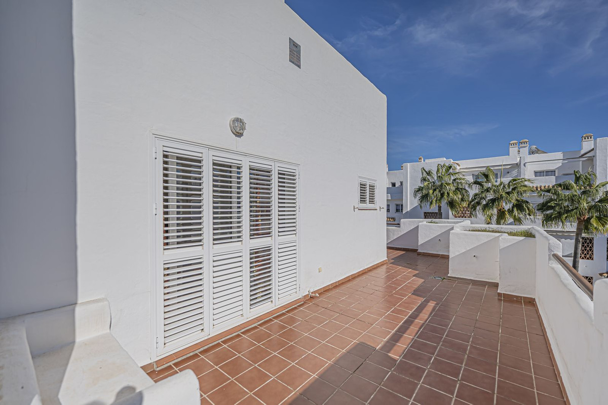4 Bed Apartment for sale in Selwo Costa Del Sol, Málaga, Spain
