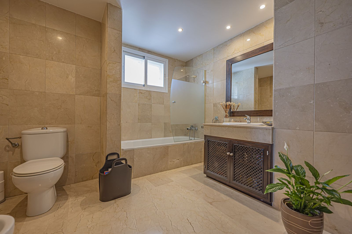 4 Bed Apartment for sale in Selwo Costa Del Sol, Málaga, Spain