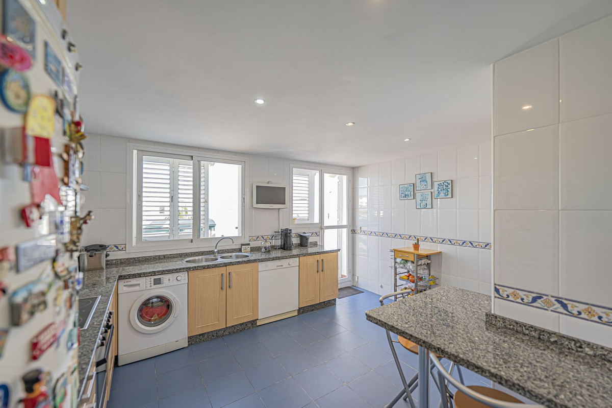 4 Bed Apartment for sale in Selwo Costa Del Sol, Málaga, Spain