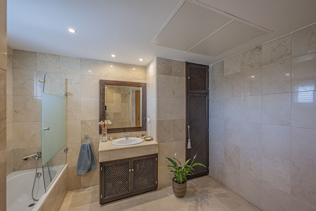 4 Bed Apartment for sale in Selwo Costa Del Sol, Málaga, Spain