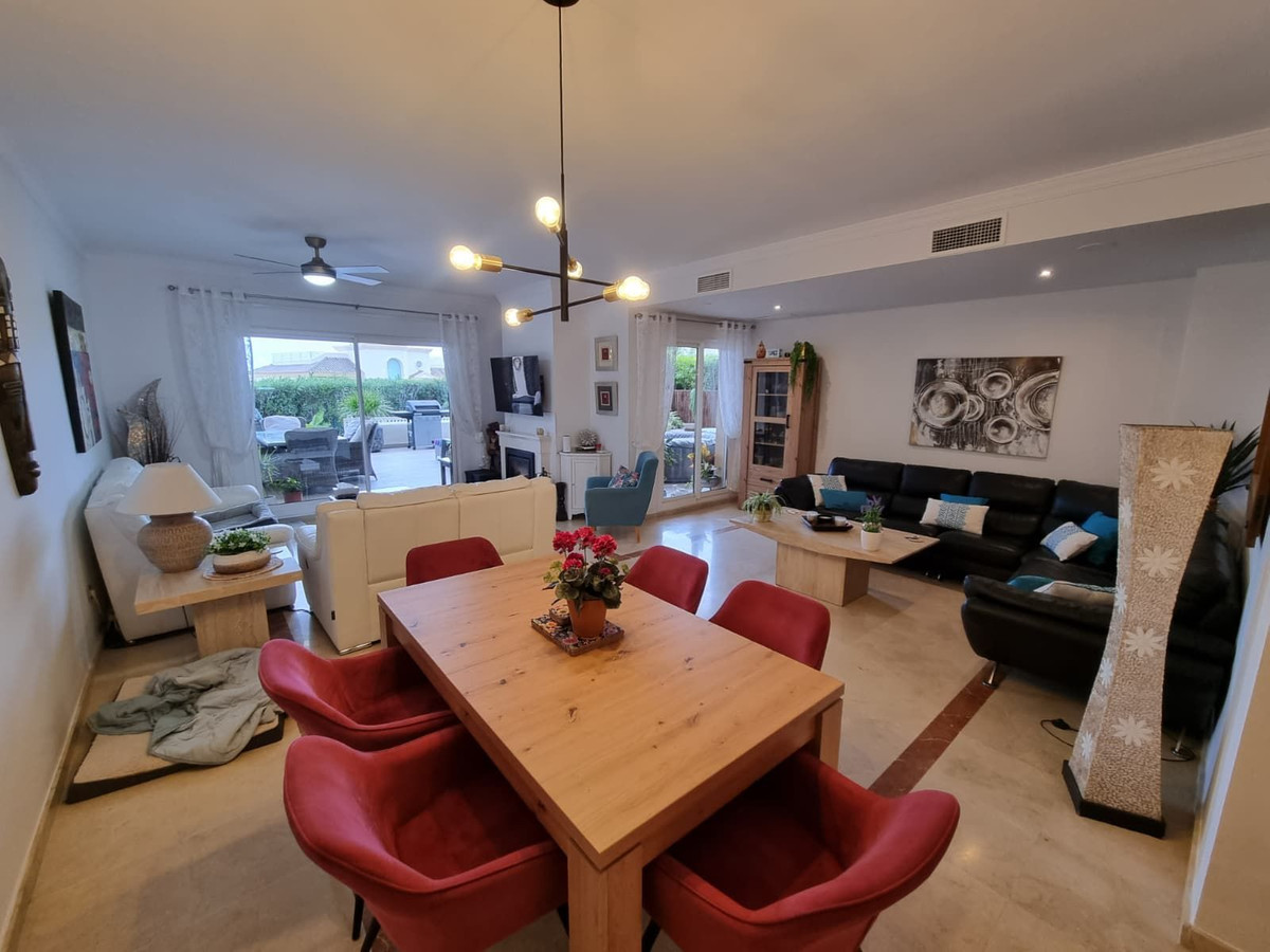 Se vende Apartamento Planta Baja de 3 dormitorios en Costa Del Sol, Cadiz, España