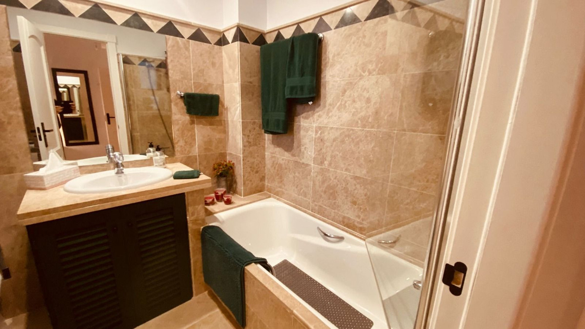 Se vende Apartamento Planta Baja de 3 dormitorios en Costa Del Sol, Cadiz, España