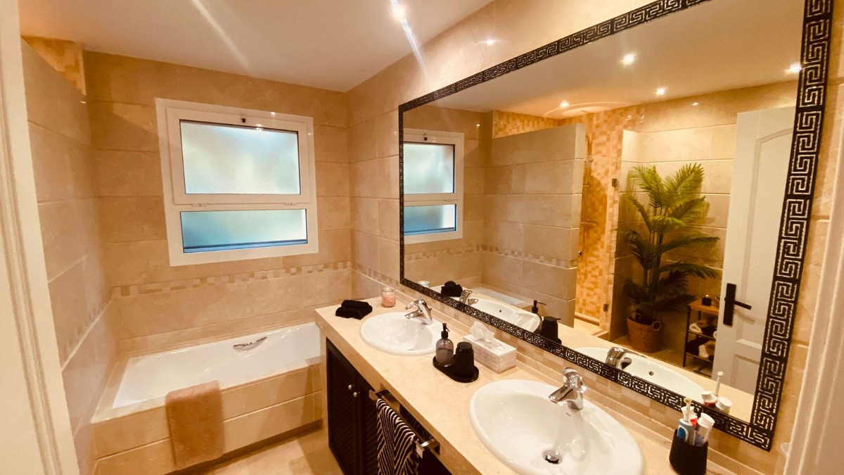 Se vende Apartamento Planta Baja de 3 dormitorios en Costa Del Sol, Cadiz, España