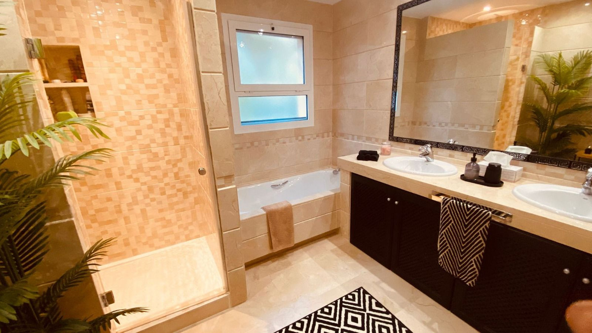 Se vende Apartamento Planta Baja de 3 dormitorios en Costa Del Sol, Cadiz, España