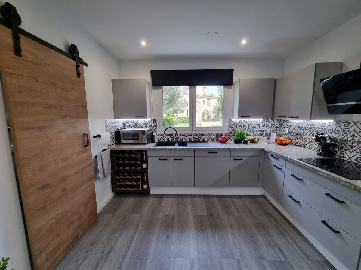 Se vende Apartamento Planta Baja de 3 dormitorios en Costa Del Sol, Cadiz, España