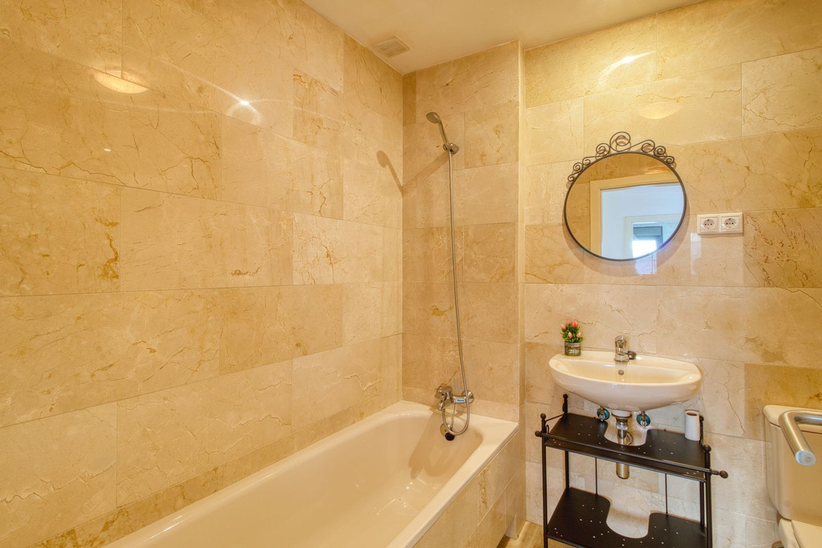 Se vende Apartamento en Planta Última de 3 dormitorios en Costa Del Sol, Málaga, España