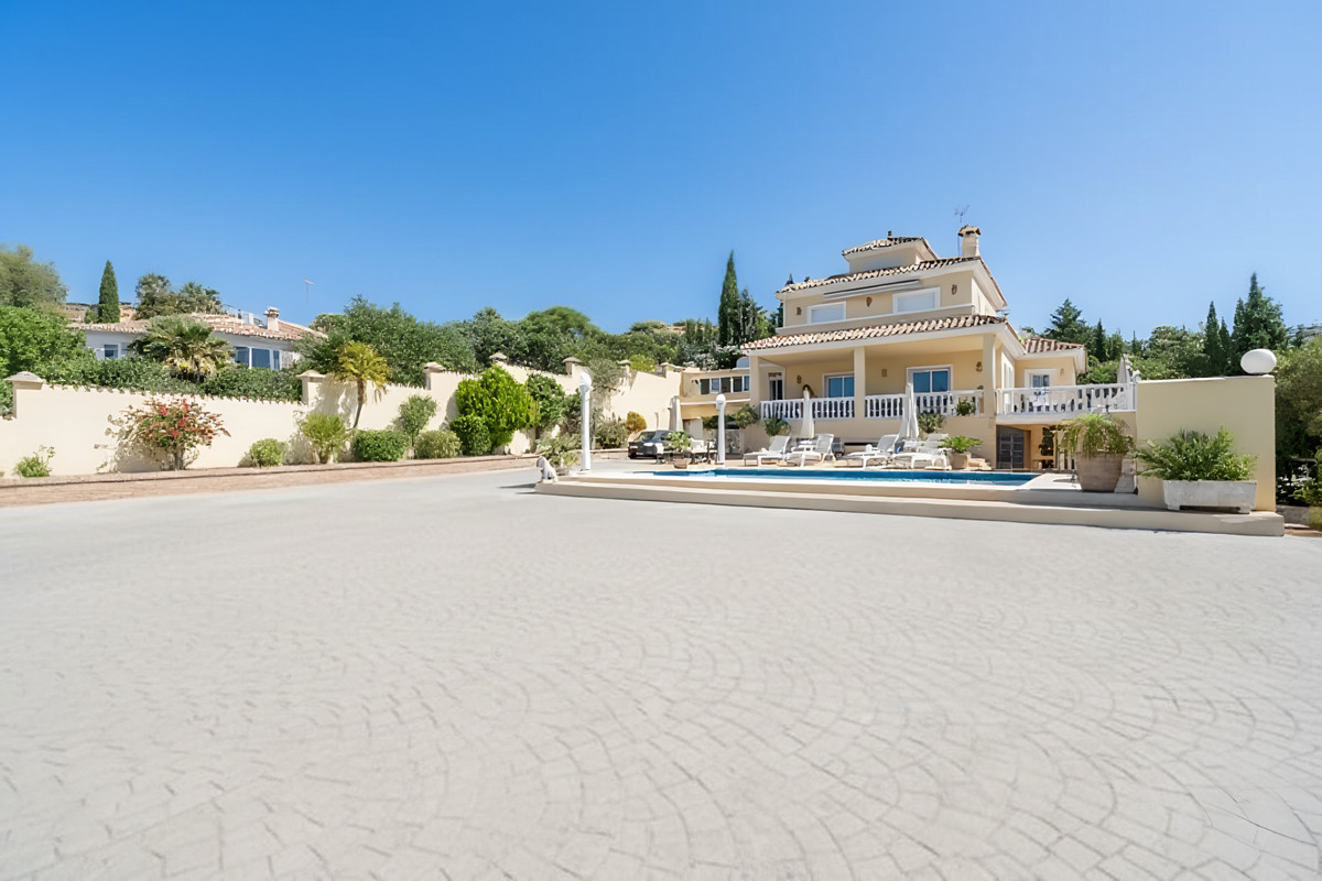 6 Bed Townhouse for sale in Estepona Costa Del Sol, Málaga, Spain
