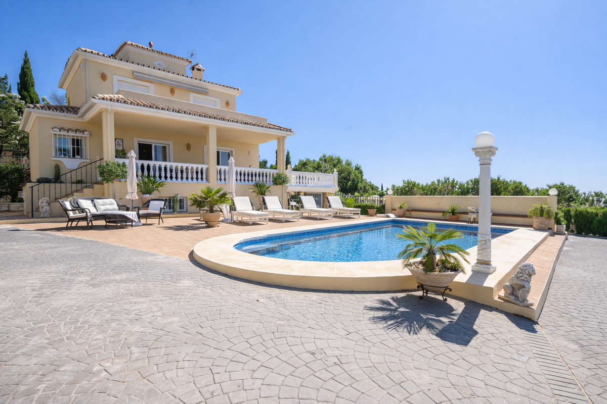 6 Bed Townhouse for sale in Estepona Costa Del Sol, Málaga, Spain