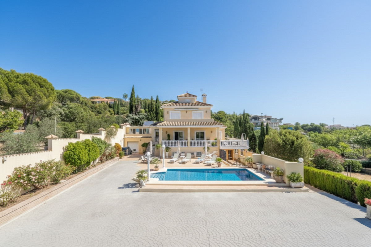 6 Bed Townhouse for sale in Estepona Costa Del Sol, Málaga, Spain