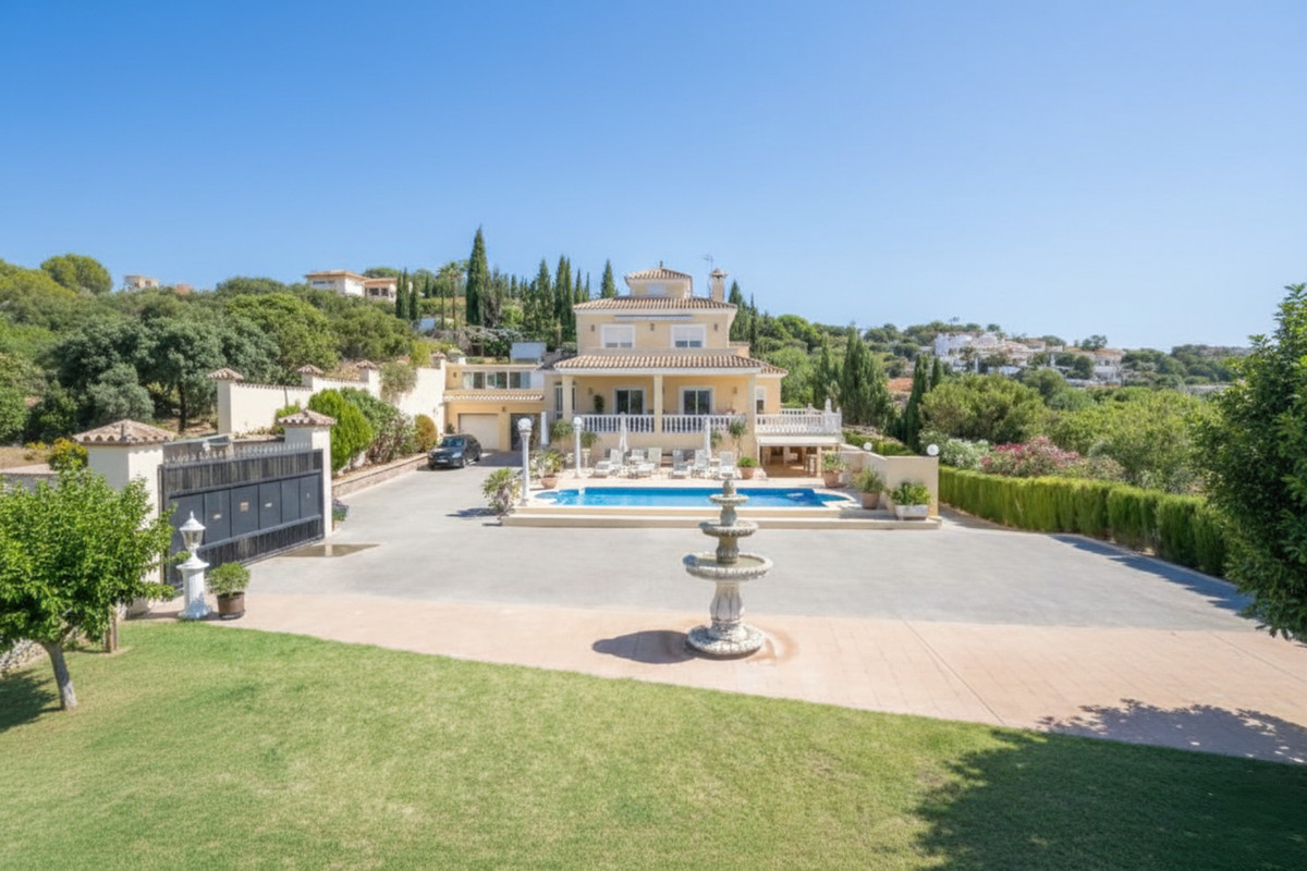 6 Bed Townhouse for sale in Estepona Costa Del Sol, Málaga, Spain
