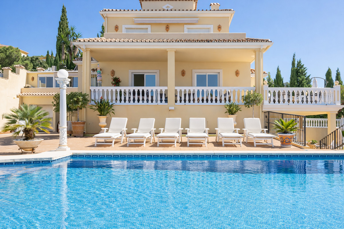 6 Bed Townhouse for sale in Estepona Costa Del Sol, Málaga, Spain