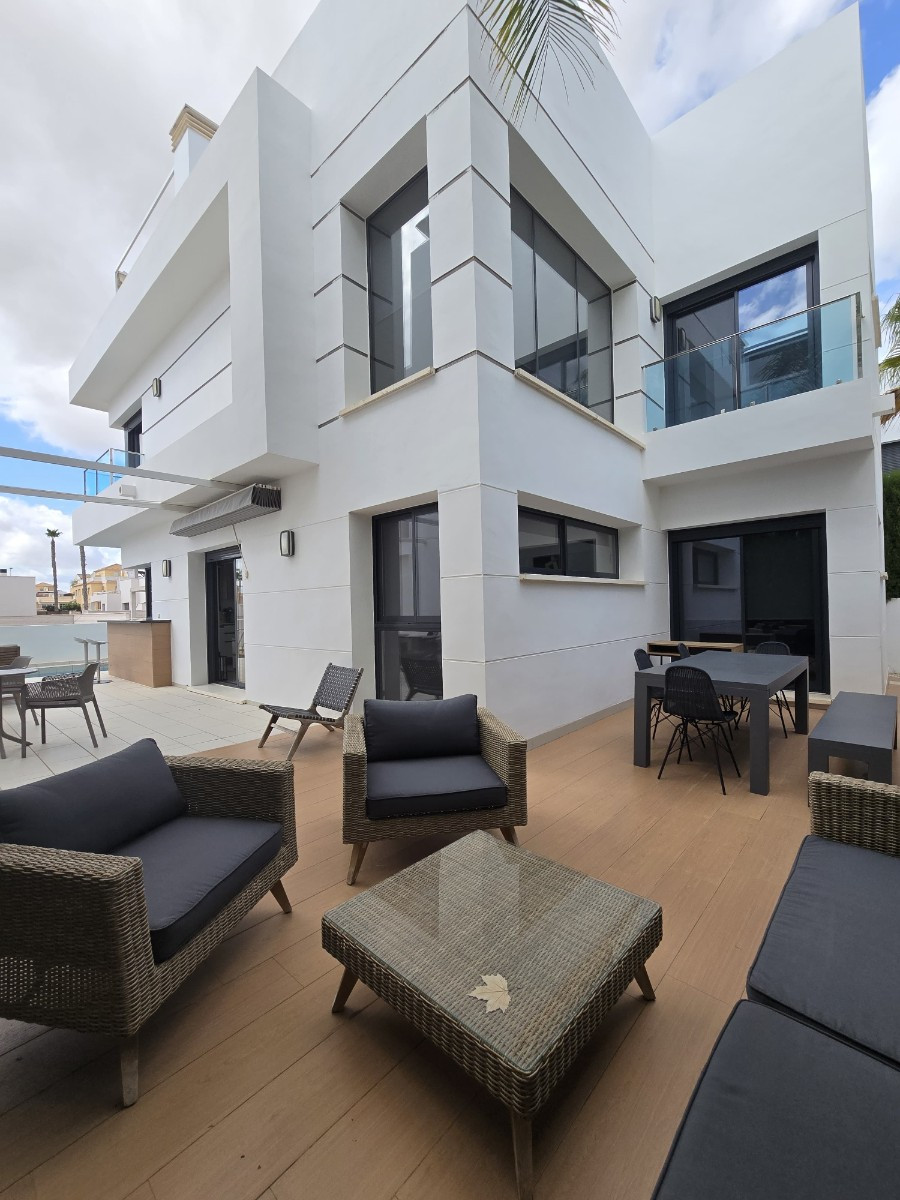 Se vende Villa - Chalet de 3 dormitorios en Costa Blanca, Alicante, España