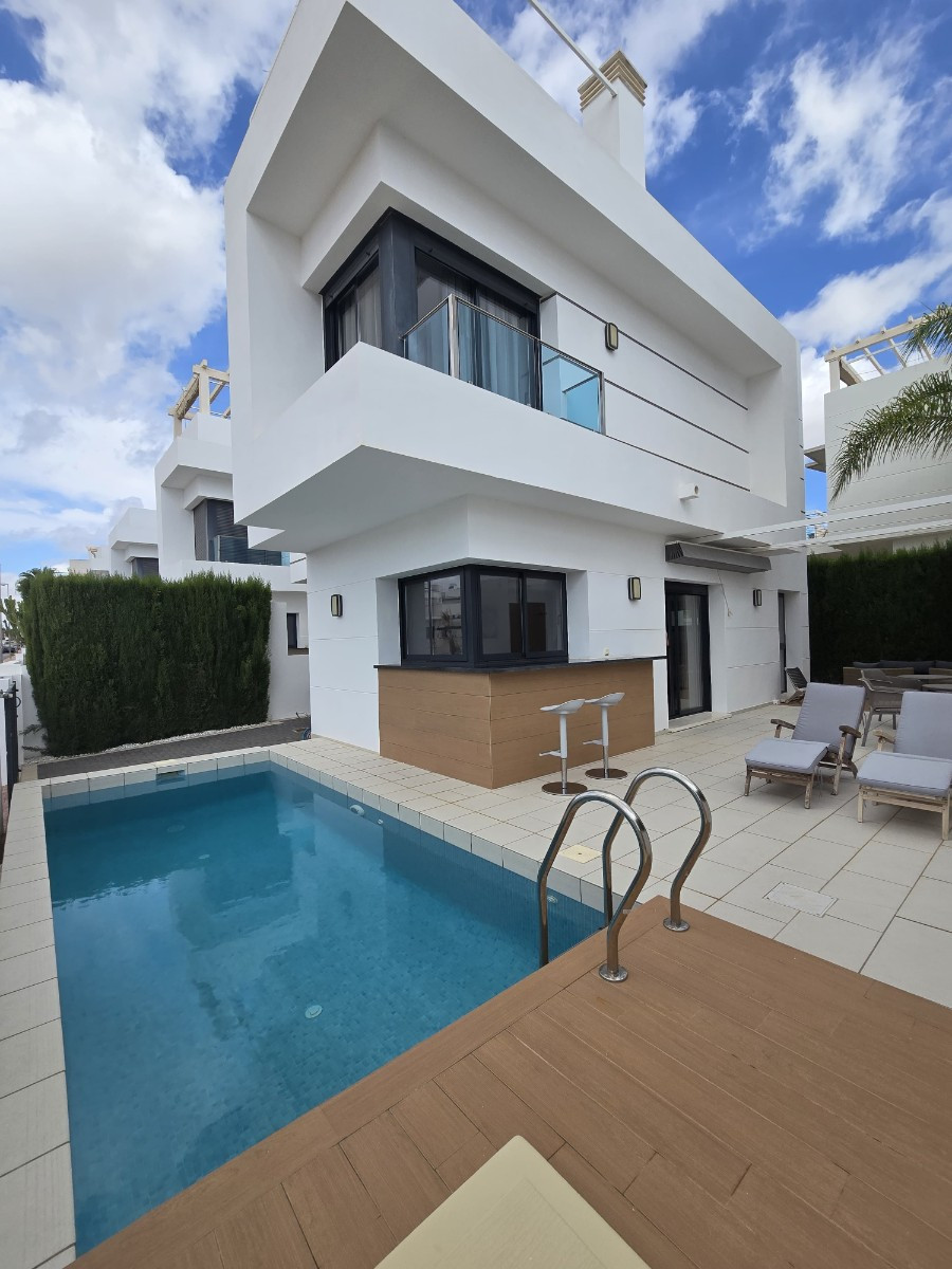 Se vende Villa - Chalet de 3 dormitorios en Costa Blanca, Alicante, España