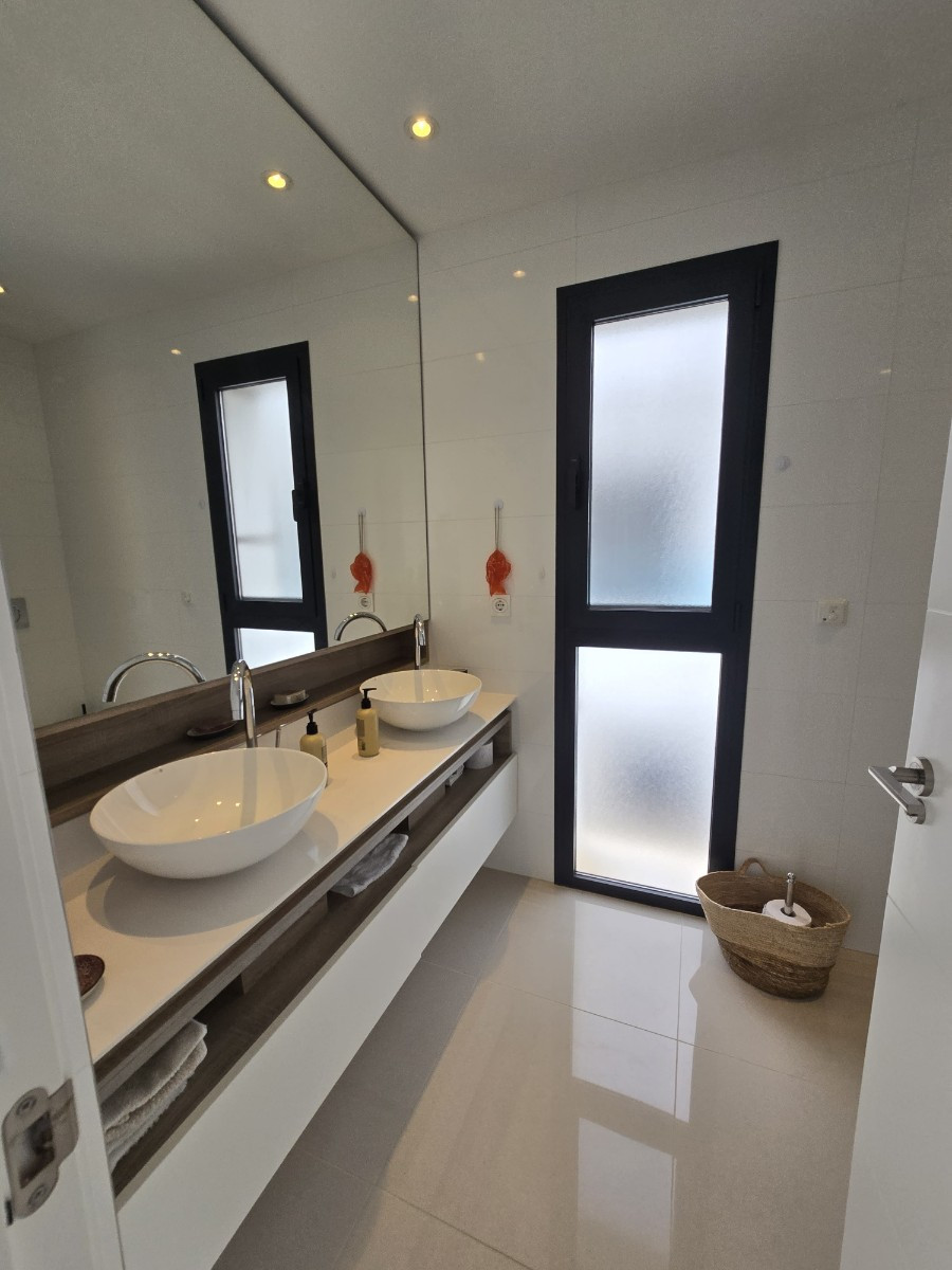 Se vende Villa - Chalet de 3 dormitorios en Costa Blanca, Alicante, España