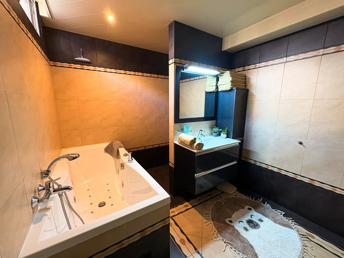Se vende Villa - Chalet de 5 dormitorios en Costa Blanca, Alicante, España