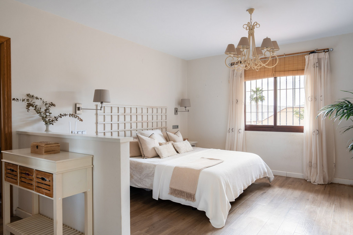5 Bed Townhouse for sale in Sierrezuela Costa Del Sol, Málaga, Spain
