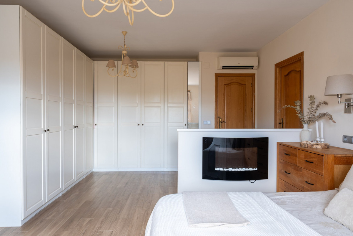 5 Bed Townhouse for sale in Sierrezuela Costa Del Sol, Málaga, Spain