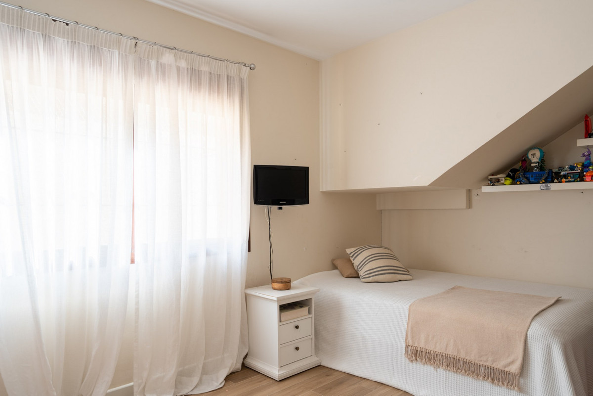 5 Bed Townhouse for sale in Sierrezuela Costa Del Sol, Málaga, Spain