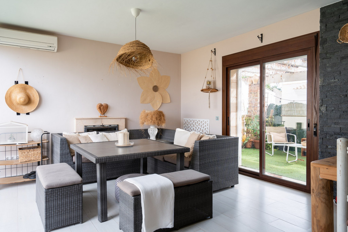 5 Bed Townhouse for sale in Sierrezuela Costa Del Sol, Málaga, Spain