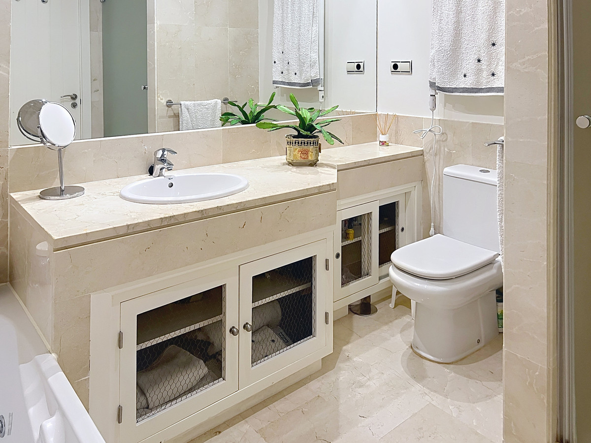 Se vende Apartamento Planta Media de 2 dormitorios en Costa Del Sol, Málaga, España