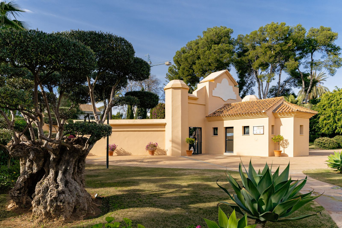 2 Bed Apartment for sale in Puerto Banús Costa Del Sol, Málaga, Spain