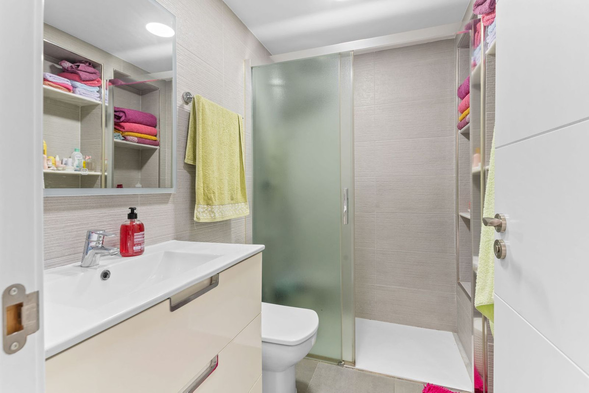Se vende Apartamento Planta Media de 2 dormitorios en Costa Del Sol, Málaga, España
