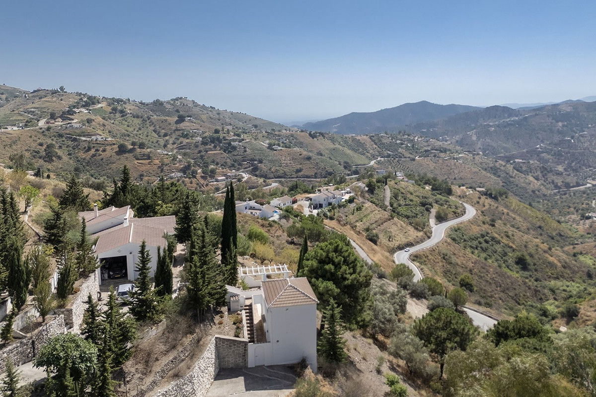 4 Bed Townhouse for sale in Cómpeta Costa Del Sol East, Málaga, Spain