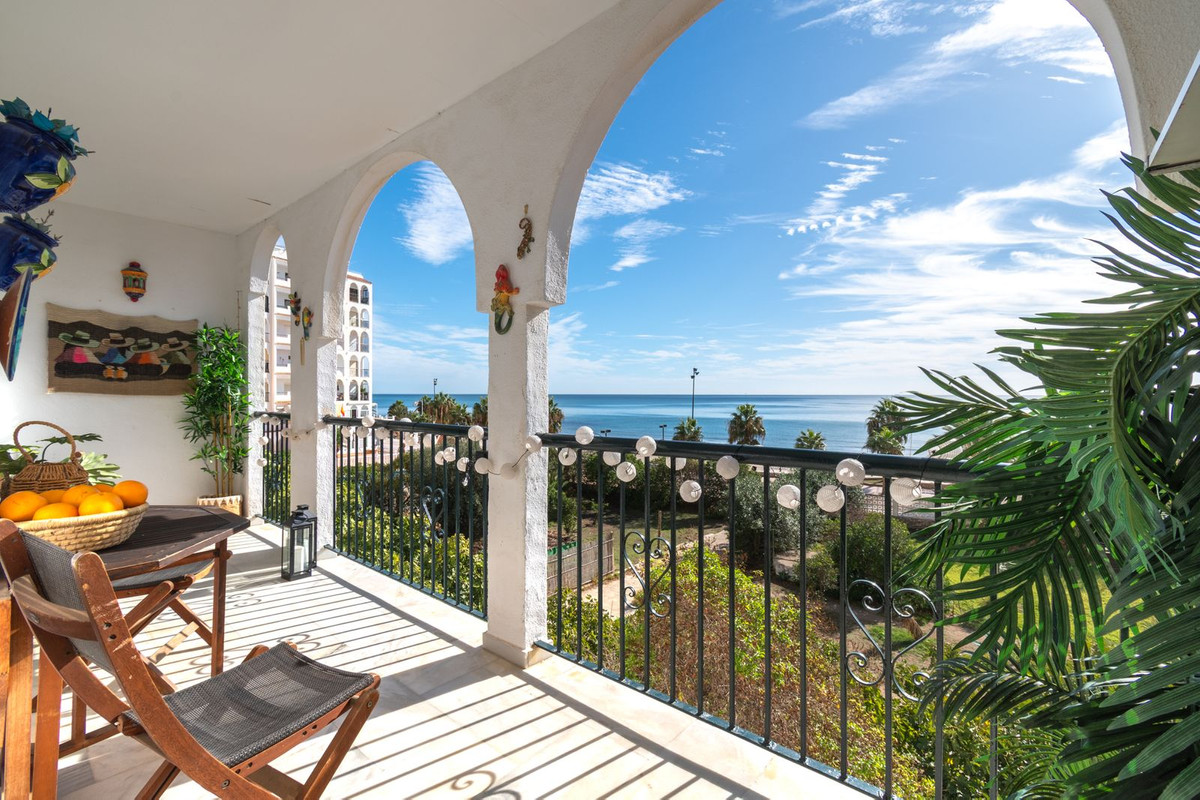 3 Bed Apartment for sale in Fuengirola Costa Del Sol, Málaga, Spain