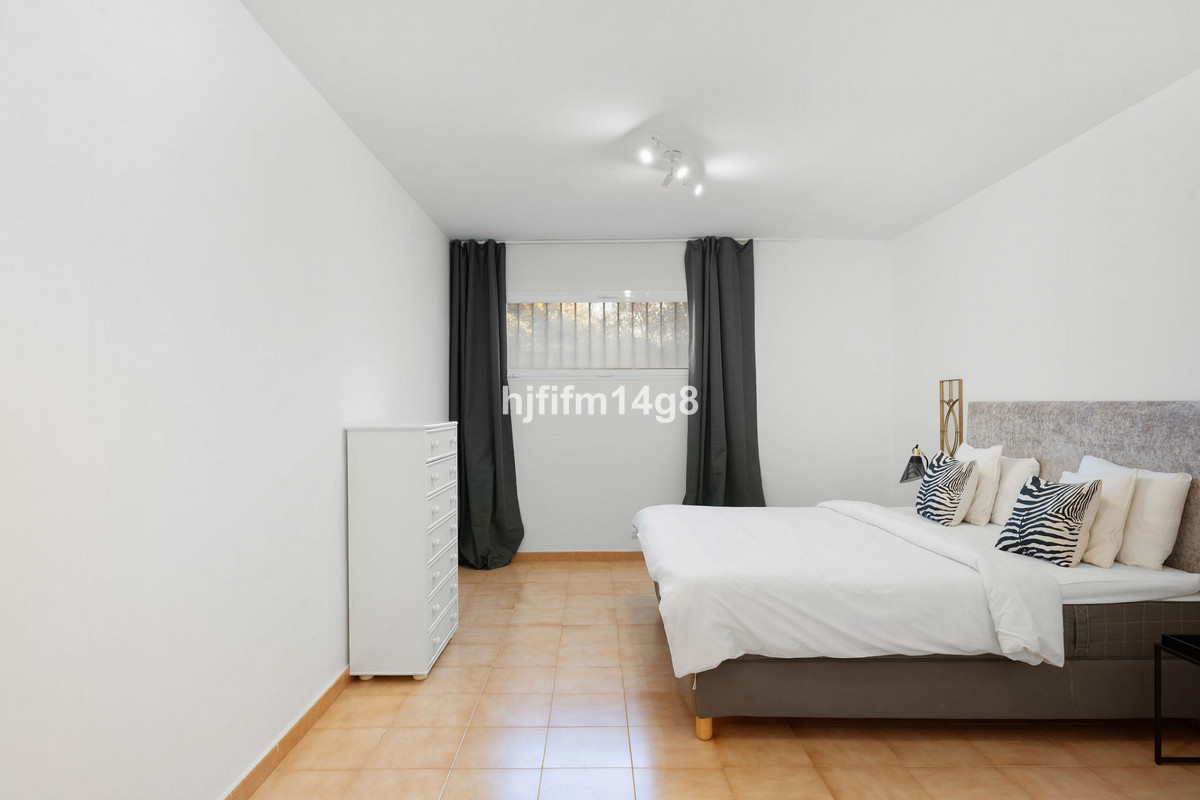 4 Bed Apartment for sale in Nueva Andalucía Costa Del Sol, Málaga, Spain