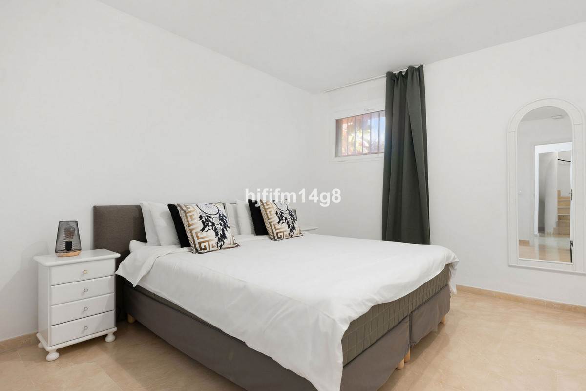 4 Bed Apartment for sale in Nueva Andalucía Costa Del Sol, Málaga, Spain