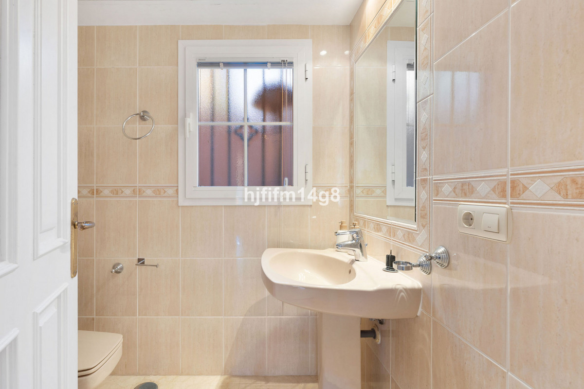 4 Bed Apartment for sale in Nueva Andalucía Costa Del Sol, Málaga, Spain