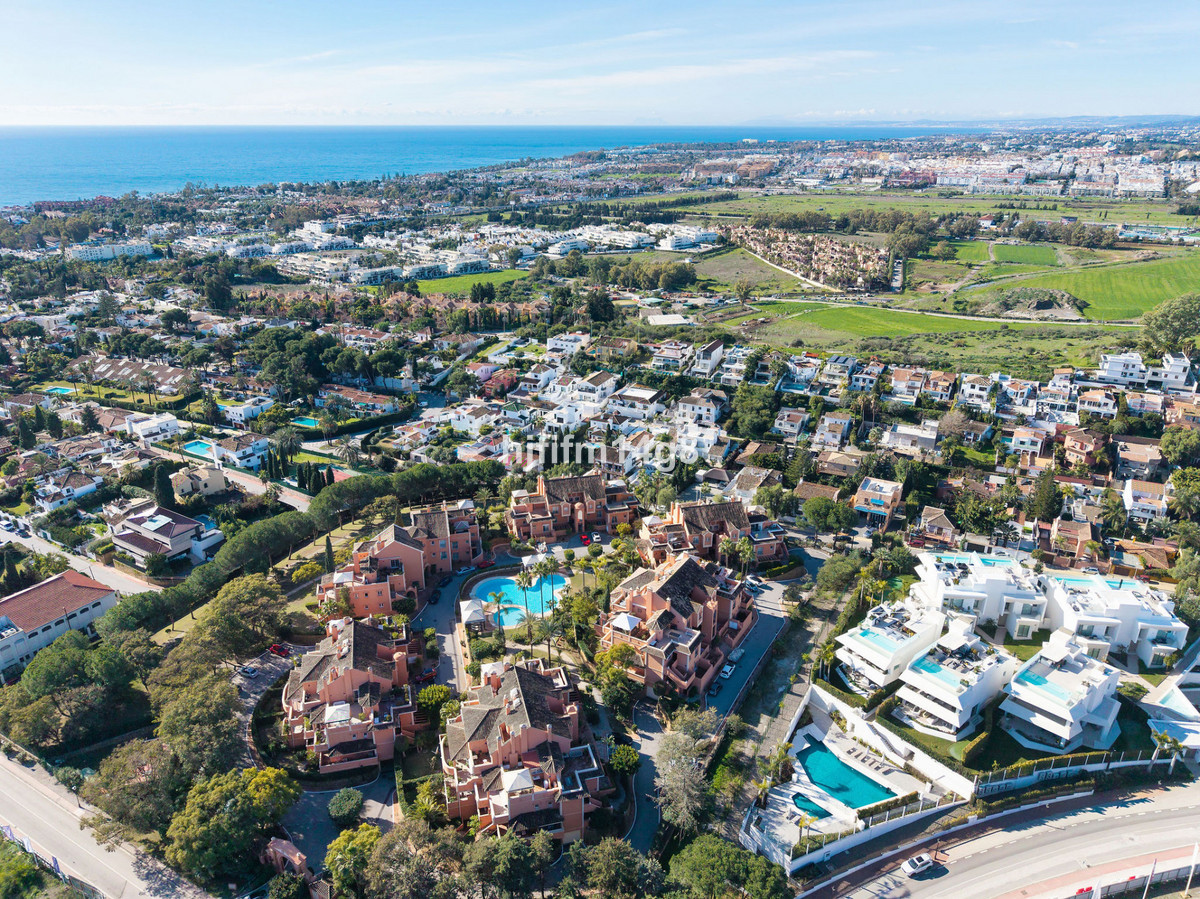 4 Bed Apartment for sale in Nueva Andalucía Costa Del Sol, Málaga, Spain