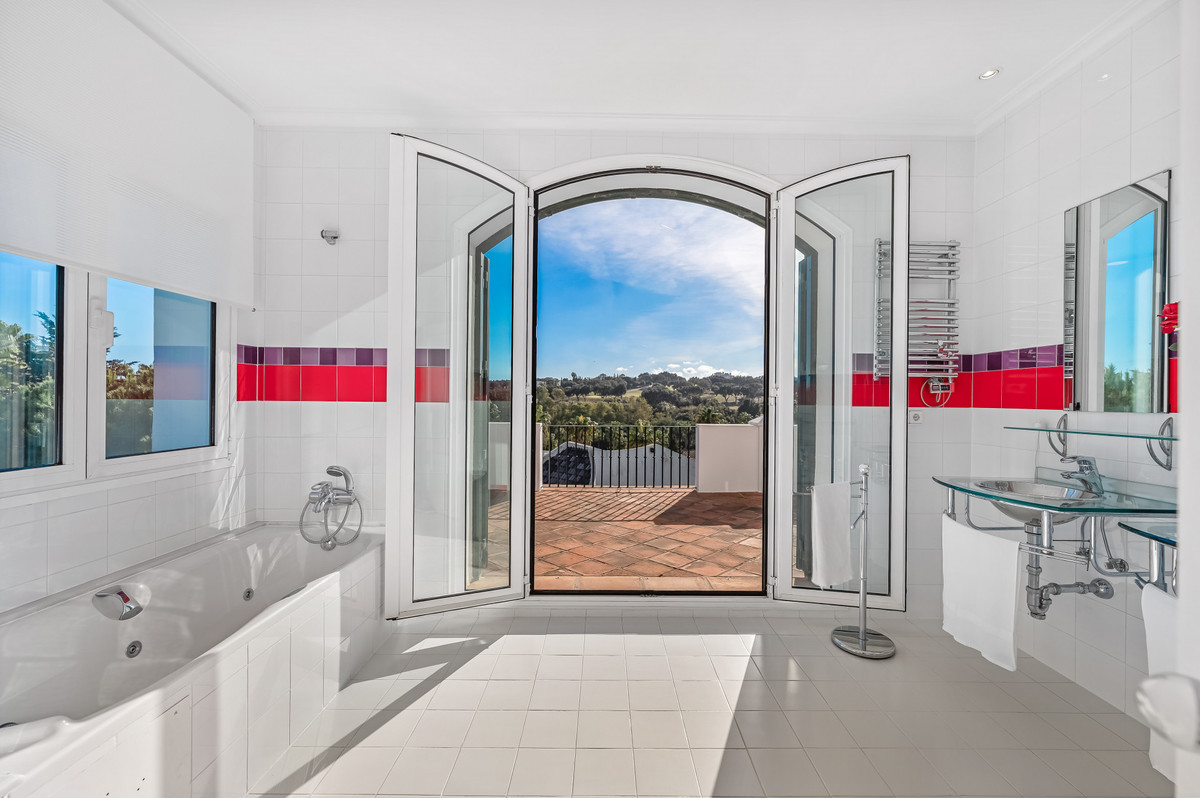 Se vende Villa - Chalet de 6 dormitorios en Costa Del Sol, Cadiz, España
