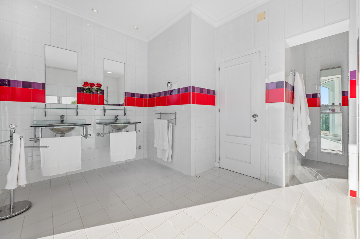 Se vende Villa - Chalet de 6 dormitorios en Costa Del Sol, Cadiz, España
