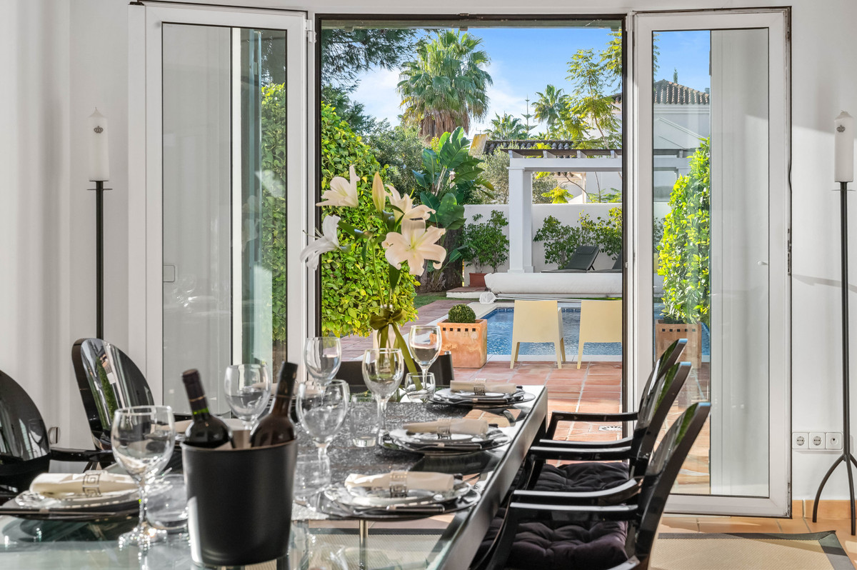Se vende Villa - Chalet de 6 dormitorios en Costa Del Sol, Cadiz, España