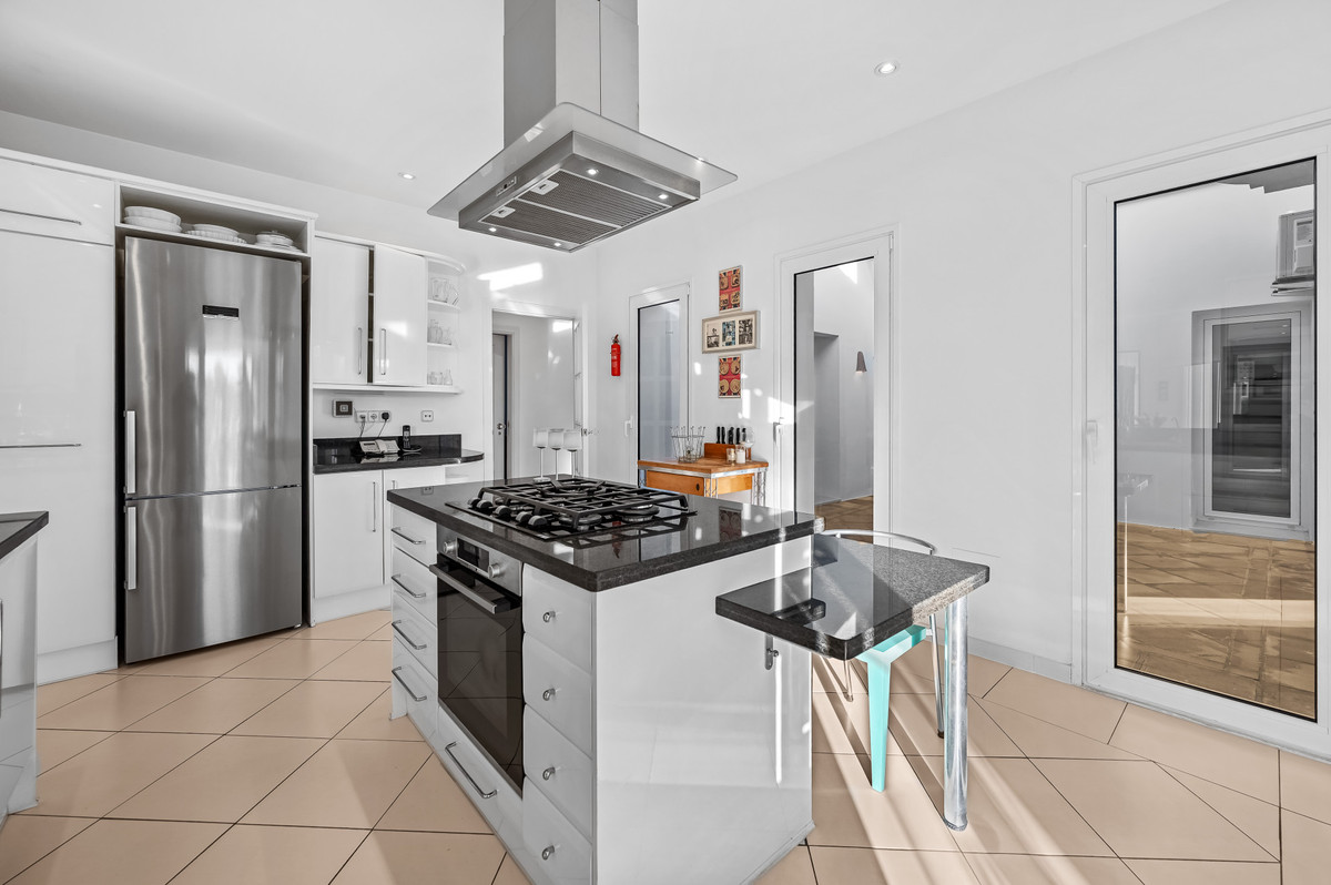 Se vende Villa - Chalet de 6 dormitorios en Costa Del Sol, Cadiz, España