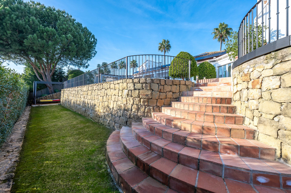 Se vende Villa - Chalet de 6 dormitorios en Costa Del Sol, Cadiz, España