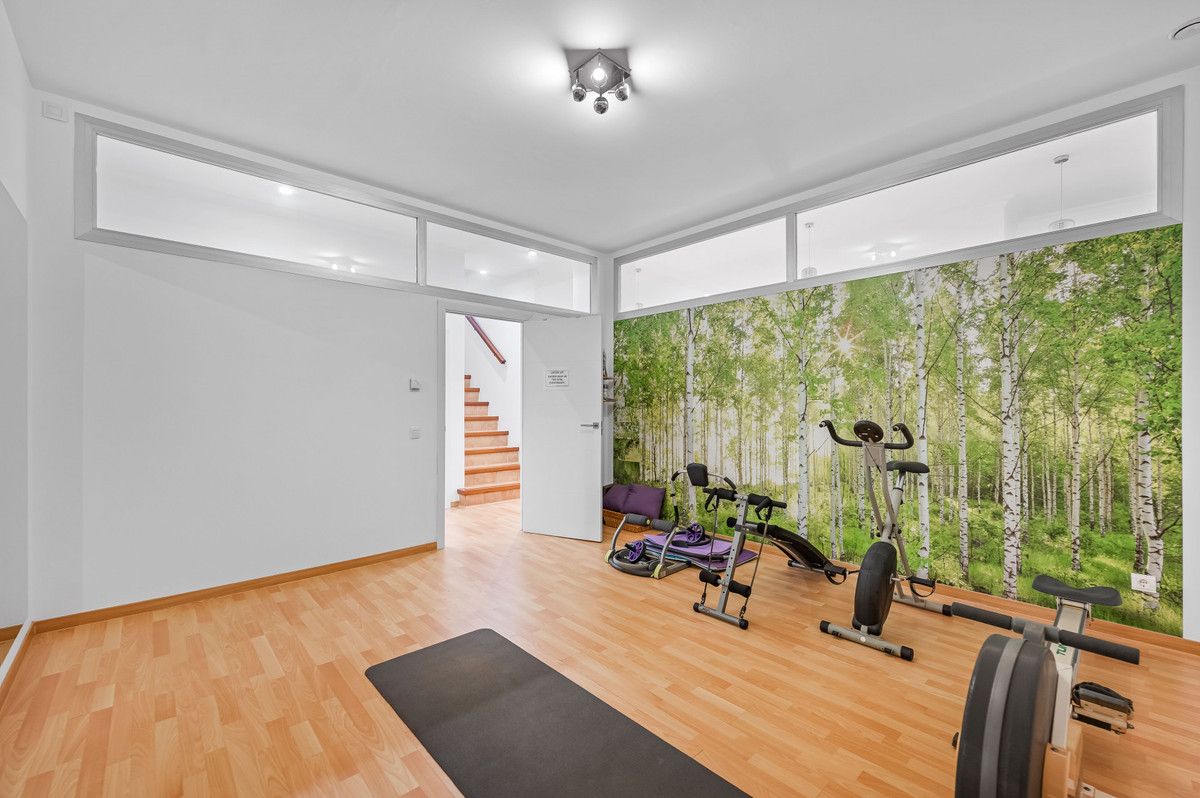 Se vende Villa - Chalet de 6 dormitorios en Costa Del Sol, Cadiz, España