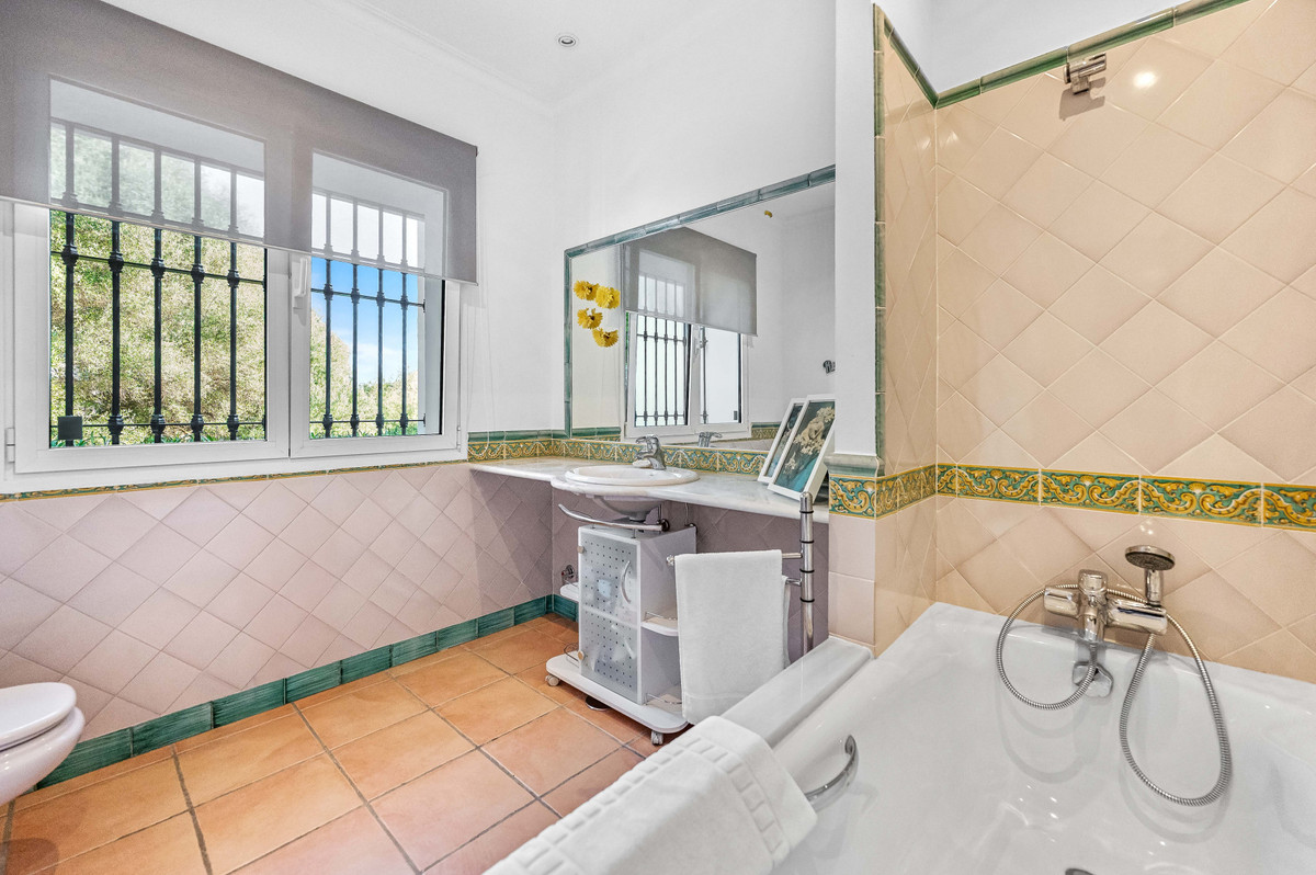 Se vende Villa - Chalet de 6 dormitorios en Costa Del Sol, Cadiz, España